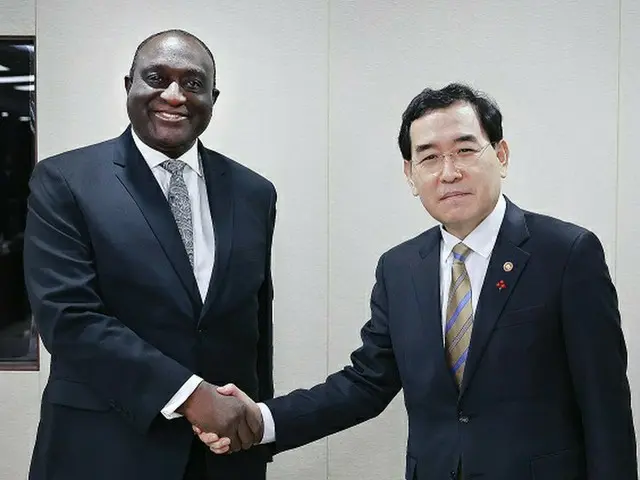韓国の李昌洋・産業通商資源相（右）は20日ソウルで、ガーナのチェレマテン通商産業相と対面した（画像提供:wowkorea）