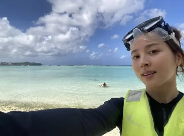 サッカー選手キ・ソンヨン＆女優ハン・ヘジン夫婦、暖かいグアムで童顔美貌…「だんだん若くなる」（画像提供:wowkorea）