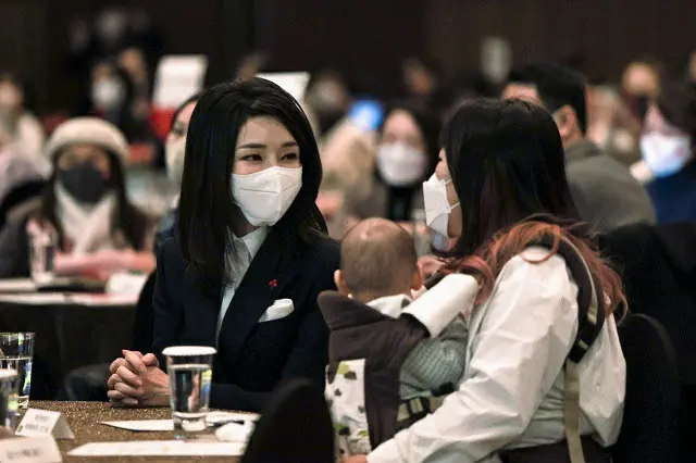 韓国の金建希大統領夫人がソウルで開催された一人親家族のイベントに出席し、対話している様子（画像提供:wowkorea）