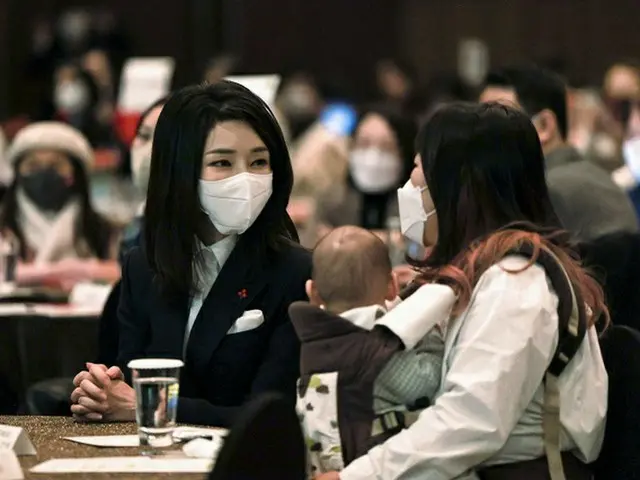 韓国の金建希大統領夫人がソウルで開催された一人親家族のイベントに出席し、対話している様子（画像提供:wowkorea）
