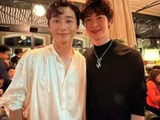 宮沢氷魚、フランス・パリでパク・ソジュンと会った！…親しげなツーショットを公開