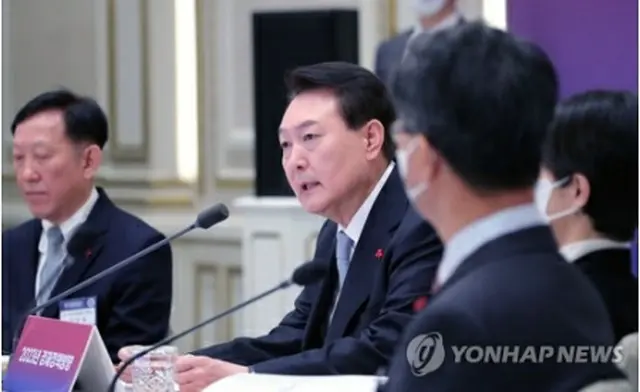 非常経済民生会議と国民経済諮問会議を行う尹大統領（大統領室通信写真記者団）＝21日、ソウル（聯合ニュース）