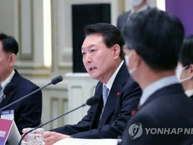 非常経済民生会議と国民経済諮問会議を行う尹大統領（大統領室通信写真記者団）＝21日、ソウル（聯合ニュース）
