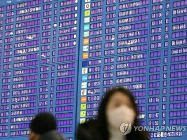 仁川国際空港内にある電光掲示板（資料写真）＝21日、仁川（聯合ニュース）