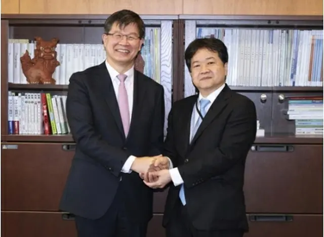 会談で握手を交わす韓国の李基日・保健福祉部第１次官（左）と厚生労働省の大島一博事務次官（同部提供）＝２１日、東京（聯合ニュース）≪転載・転用禁止≫