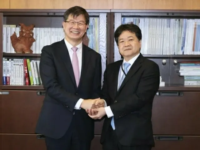 会談で握手を交わす韓国の李基日・保健福祉部第１次官（左）と厚生労働省の大島一博事務次官（同部提供）＝２１日、東京（聯合ニュース）≪転載・転用禁止≫