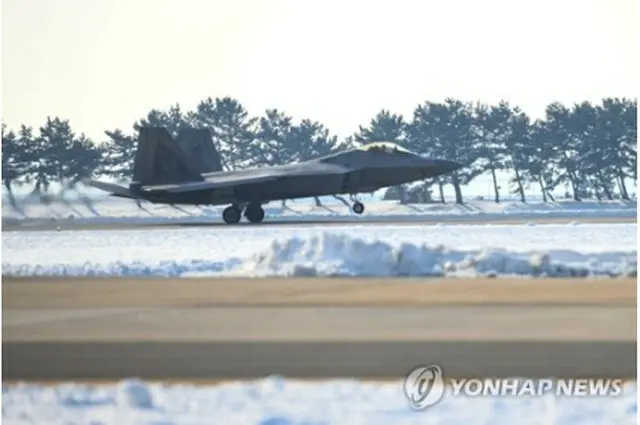 群山基地に着陸したＦ２２（国防部提供）＝（聯合ニュース）≪転載・転用禁止≫