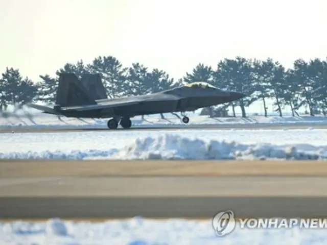 群山基地に着陸したＦ２２（国防部提供）＝（聯合ニュース）≪転載・転用禁止≫