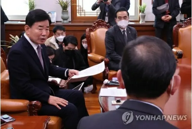 １６日に開かれた予算案を巡る与野党の交渉の場で発言する金氏＝（聯合ニュース）