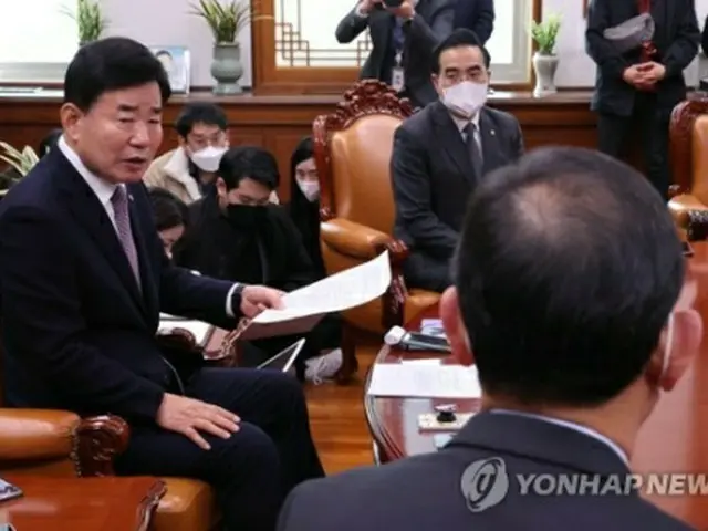 １６日に開かれた予算案を巡る与野党の交渉の場で発言する金氏＝（聯合ニュース）