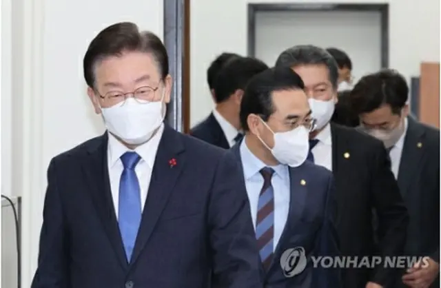 李在明氏（手前、資料写真）＝（聯合ニュース）