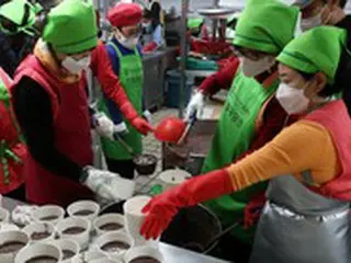 【フォト】冬至…小豆粥の分かち合い＝韓国