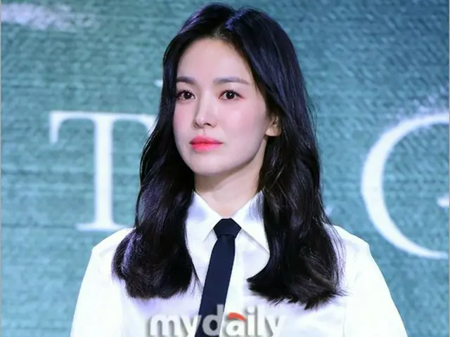 女優ソン・ヘギョ、韓国教授と共に米ワシントンD.C.駐米大韓帝国公使館に案内書寄贈（画像提供:wowkorea）