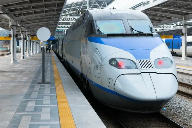 走行中の韓国高速鉄道「KTX」の窓ガラスにひび…KORAIL側「冬は雪や砂利などが跳ねてしばしば起きる」（画像提供:wowkorea）