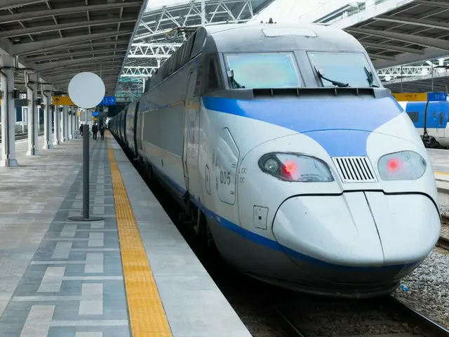 走行中の韓国高速鉄道「KTX」の窓ガラスにひび…KORAIL側「冬は雪や砂利などが跳ねてしばしば起きる」（画像提供:wowkorea）