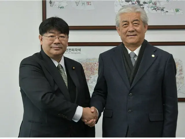 イ・サンヒョン議員（右）と、山田太郎議員（左）（画像提供:wowkorea）