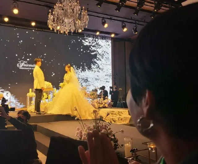 「同い年の友人スホン、天使みたいなダエさんと幸せにね」…チョ・ヘリョン、結婚式現場を公開（画像提供:wowkorea）