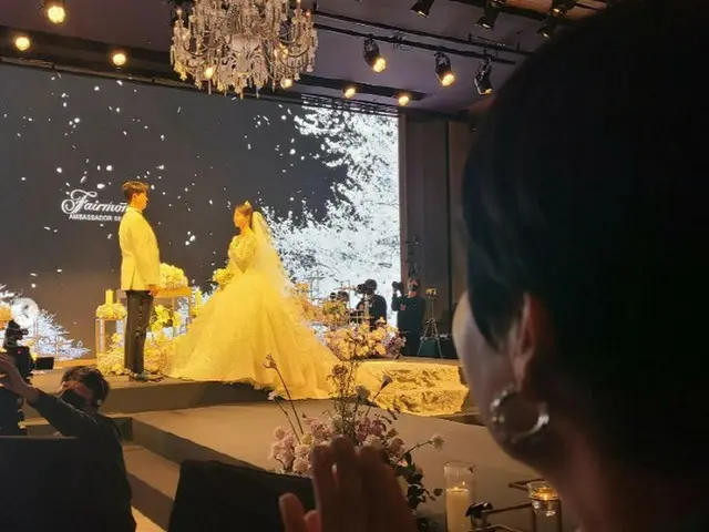 「同い年の友人スホン、天使みたいなダエさんと幸せにね」…チョ・ヘリョン、結婚式現場を公開（画像提供:wowkorea）