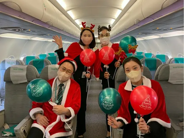 エアソウル、クリスマスに機内でイベント...「客室乗務員がサンタに」（画像提供:wowkorea）