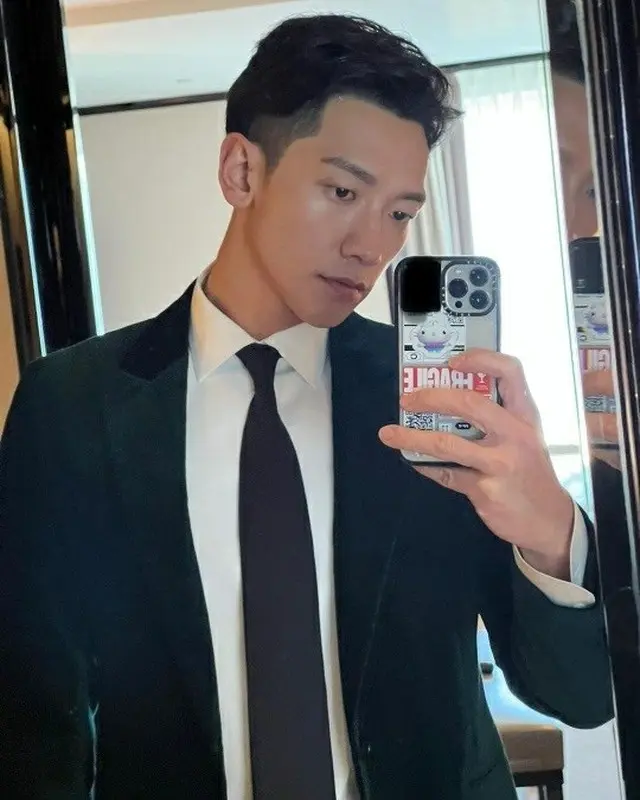 RAIN （ピ）、おとなのクールなスーツビジュアルでメリークリスマス！…キム・ホヨンやイ・シオンも感嘆（画像提供:wowkorea）