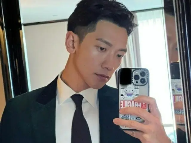 RAIN （ピ）、おとなのクールなスーツビジュアルでメリークリスマス！…キム・ホヨンやイ・シオンも感嘆（画像提供:wowkorea）