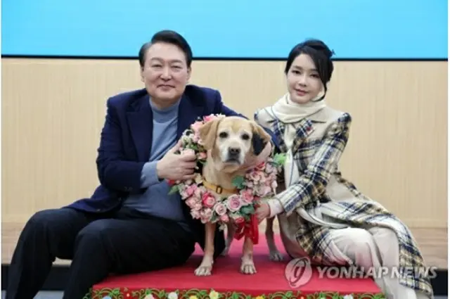 盲導犬訓練学校でセロミと記念撮影する尹大統領夫妻（大統領室提供）＝（聯合ニュース）≪転載・転用禁止≫