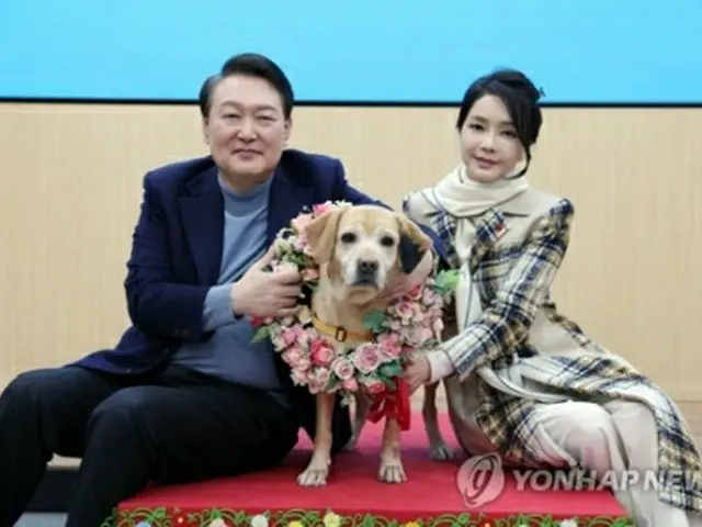 盲導犬訓練学校でセロミと記念撮影する尹大統領夫妻（大統領室提供）＝（聯合ニュース）≪転載・転用禁止≫