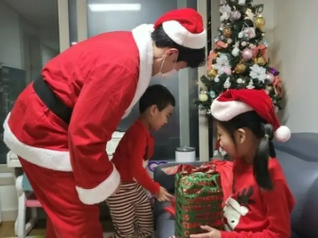 サンタクロースに扮して恵まれない子どもたちにプレゼントを届けるボランティア＝（聯合ニュース）