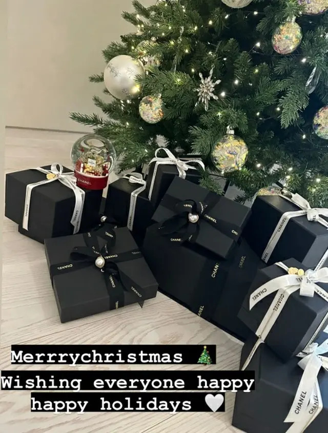 JENNIE（BLACKPINK）、ツリーの下にCHANELの箱がたくさん？Young＆Richのクリスマス（画像提供:wowkorea）