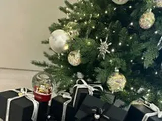JENNIE（BLACKPINK）、ツリーの下にCHANELの箱がたくさん？Young＆Richのクリスマス