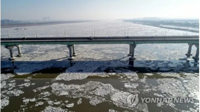 ソウル近郊の京畿道金浦市から眺める漢江＝２５日、金浦（聯合ニュース）