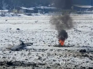 韓国空軍の軽攻撃機が畑に墜落　操縦士2人は無事