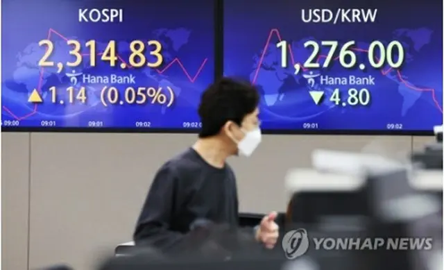 ハナ銀行本店のディーリングルームに取引時間中のＫＯＳＰＩと為替相場が表示されている＝２６日、ソウル（聯合ニュース）