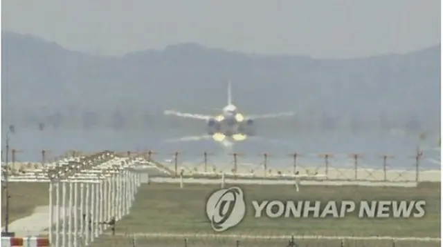 離陸する航空機＝（聯合ニュースＴＶ）