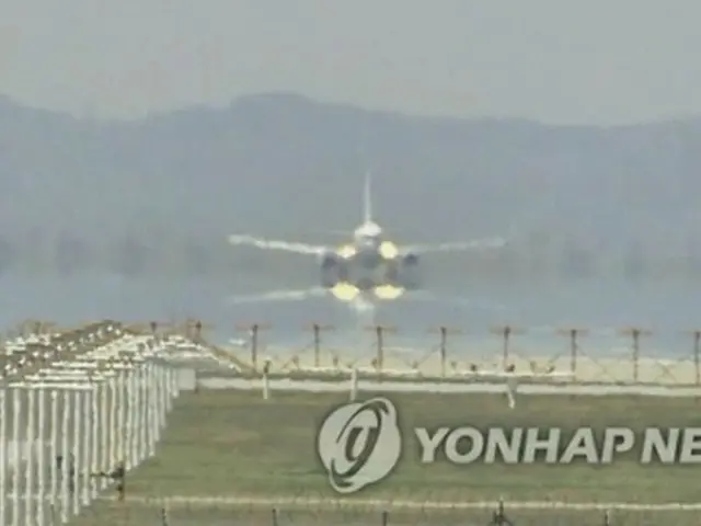 離陸する航空機＝（聯合ニュースＴＶ）