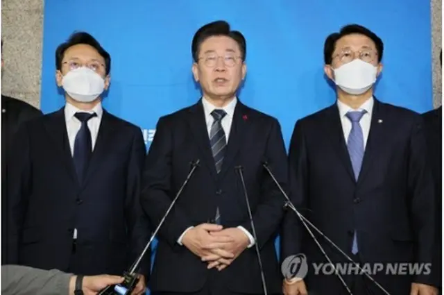検察の出頭要請について立場を表明する李氏（中央）＝２６日、ソウル（聯合ニュース）