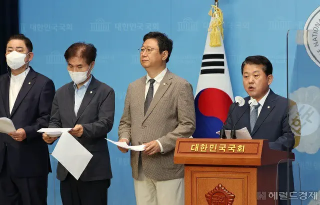 韓国野党“共に民主党”のキム・ビョンジュ（金炳周）議員（一番右）（画像提供:wowkorea）