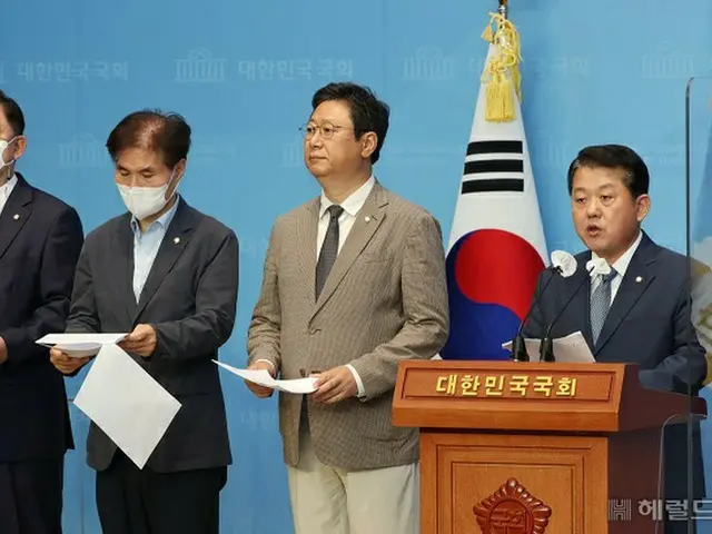 韓国野党“共に民主党”のキム・ビョンジュ（金炳周）議員（一番右）（画像提供:wowkorea）