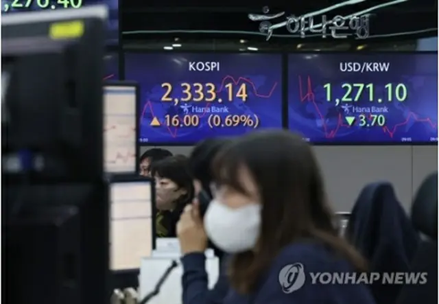 ハナ銀行本店のディーリングルームに取引時間中のＫＯＳＰＩと為替相場が表示されている＝２７日、ソウル（聯合ニュース）