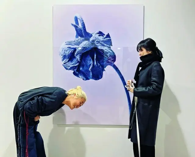 女優ソン・ヘギョ、親友の写真作家から「90度のお辞儀」…認証ショットが話題（画像提供:wowkorea）