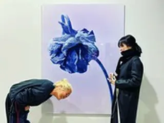 女優ソン・ヘギョ、親友の写真作家から「90度のお辞儀」…認証ショットが話題