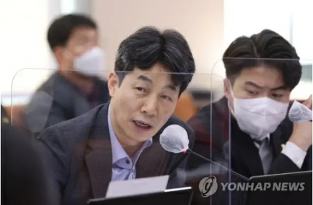 国会の特別委員会で質疑を行う最大野党「共に民主党」の尹建永（ユン・ゴニョン）議員＝27日、ソウル（聯合ニュース）