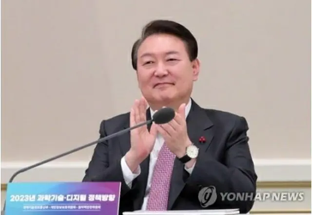 青瓦台（旧大統領府）で科学技術情報通信部などからの業務報告でタヌリの軌道投入の報告を受けて拍手する尹大統領（大統領室通信写真記者団）＝２８日、ソウル（聯合ニュース）