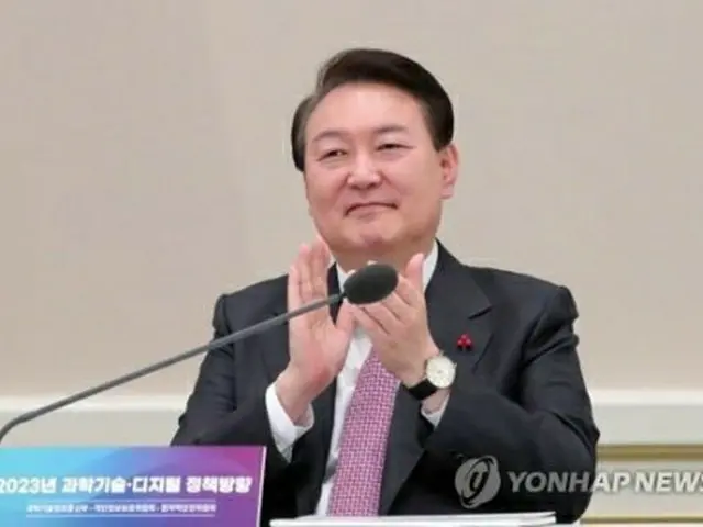 青瓦台（旧大統領府）で科学技術情報通信部などからの業務報告でタヌリの軌道投入の報告を受けて拍手する尹大統領（大統領室通信写真記者団）＝２８日、ソウル（聯合ニュース）