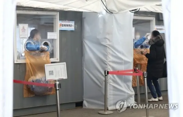 ソウル駅前の新型コロナウイルス検査所（資料写真）＝（聯合ニュース）