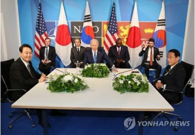 6月29日、スペイン・マドリードで開かれた韓米日首脳会談＝（聯合ニュース）