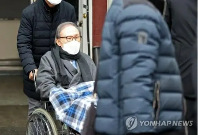 ２１年２月１０日、服役中に病院で治療を受けた後、退院する李元大統領＝（聯合ニュース）