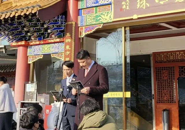 「中国秘密警察署」の国内拠点と疑われている韓国ソウルにある中華料理店代表・王海軍氏が29日午後、記者会見を開いている様子（画像提供:wowkorea）