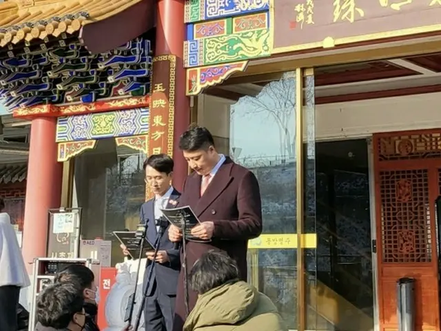「中国秘密警察署」の国内拠点と疑われている韓国ソウルにある中華料理店代表・王海軍氏が29日午後、記者会見を開いている様子（画像提供:wowkorea）
