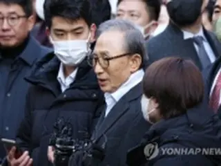 李明博元大統領「国民に心配かけた」　恩赦受け自宅に戻る＝韓国